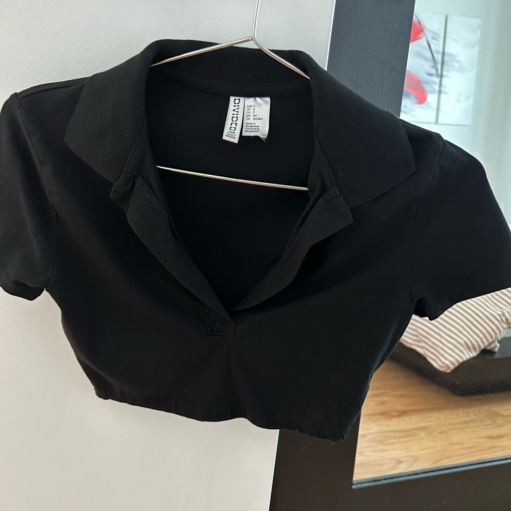 H&M Divided women’s black crop top. Size S.